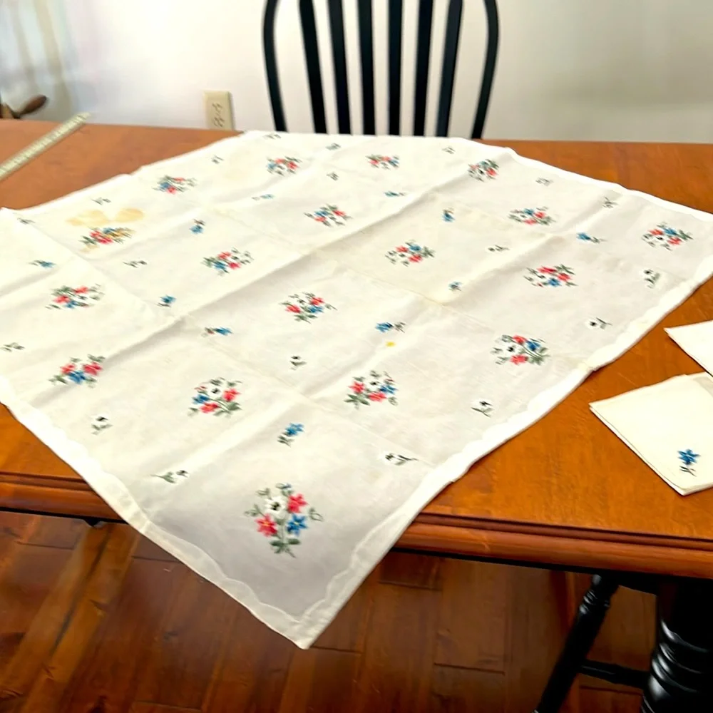 Beautifully embroidered tablecloth made in Switzerland with 4 napkins